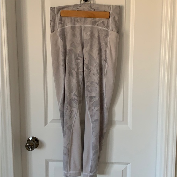 Lululemon Breezy Dot crops - Picture 1 of 4